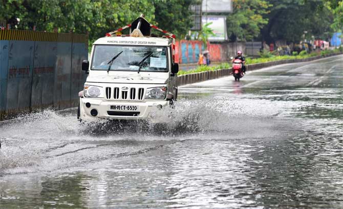 Uddhav Thackeray directed the authorities to provide aid of Rs 4 lakh to the kin of those killed due to the cyclone.
In picture: A police jeep on flooded SV Road in Khar