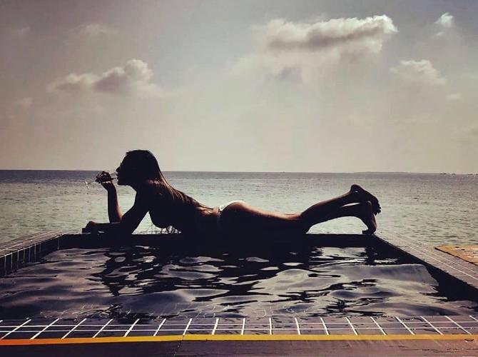 Here's another sizzling throwback picture of herself. In this picture, the Khatron ke Khiladi 8 contestant can be seen enjoying her me time at the pool. 
