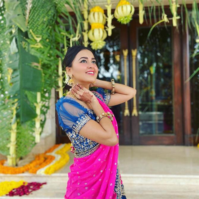 Tejasswi Prakash surely knows how to flirt with the camera and ooze oomph in all her pictures. Recently, while talking about her photoshoots, her cheeks, and how they have been a boon but also a bane, she said, 