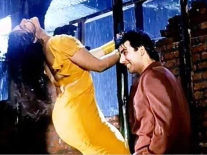 Tip Barsa Pani from Mohra: How could this song just not be in the list for top Bollywood Rain songs? This sizzling 90s number is still fondly remembered for its rhythmic beats and Raveena Tandon looking her best. The sizzling Raveena drenched in yellow saree makes this a magical rainy song. Her chemistry with Akshay Kumar took this song to another level.