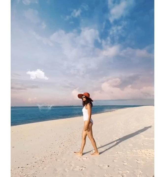 She continued giving us a glimpse of her enchanting vacation days. In this picture, Ek Hasina Thi actress can be seen enjoying her Maldives vacations. She captioned it, 
