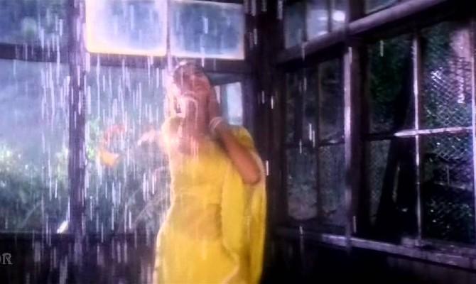 Rimjim Rimjin from 1942: A Love Story: Another melodious 90s rain song. Rimjim Rimjim expresses the prim and soft romance between Manisha Koirala and Anil Kapoor. The beautiful song was penned by Javed Akhtar with music by none other than RD Burman. This movie was the legendary composer's last film as he died just before the release of the film. It posthumously won him the third and last of his Filmfare Awards.