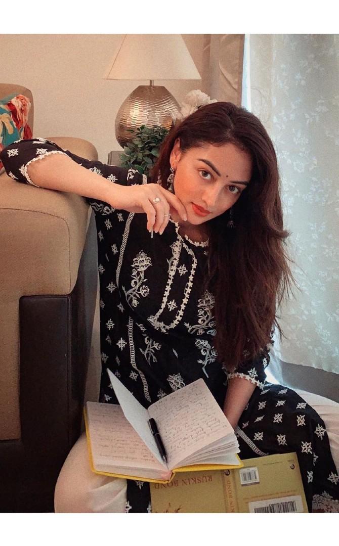 Apart from working out and taking part in challenges, Sandeepa Dhar is also spending her quarantine days by reading books. Sharing a picture of herself reading a book, she wrote, 