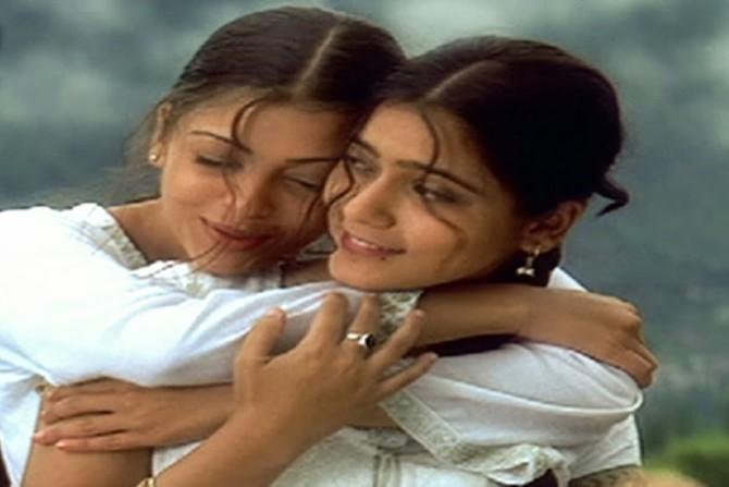 Taal se Taal Mila from Taal: Everything about this song is beautiful. The title song of the Subhash Ghai directorial is one of the best melodious rain song from Bollywood. Dressed in a white outfit, Aishwarya Rai dances her best with the lush greenery and heavy rains giving her the best company. The chartbuster song was penned by Anand Bakshi with music given by A.R Rahman.