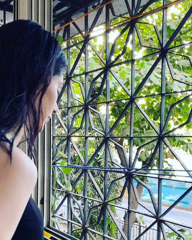 Warina Hussain has posted very few, but these pictures will surely catch your attention. During the Janta curfew, which was observed back in March, the actress shared a video on Instagram, and wrote, 