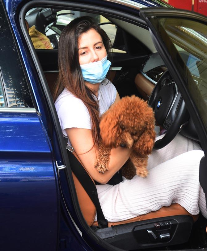 Giorgia Andriani was also spotted in the suburbs. The Italian model-turned-actress was clicked stepping out of her car with her pet dog Hugo. A few days ago, she was clicked taking her dog out on a stroll.