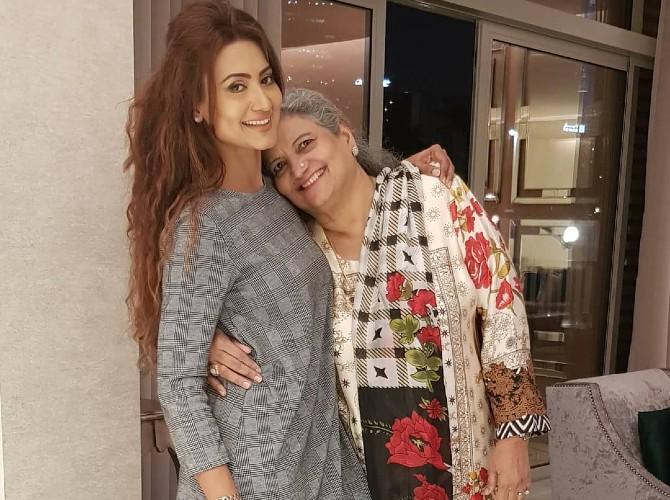 The Hongey Judaa Na Hum actress also penned down a beautiful note for her mother. She shared a throwback picture with her and wrote, 