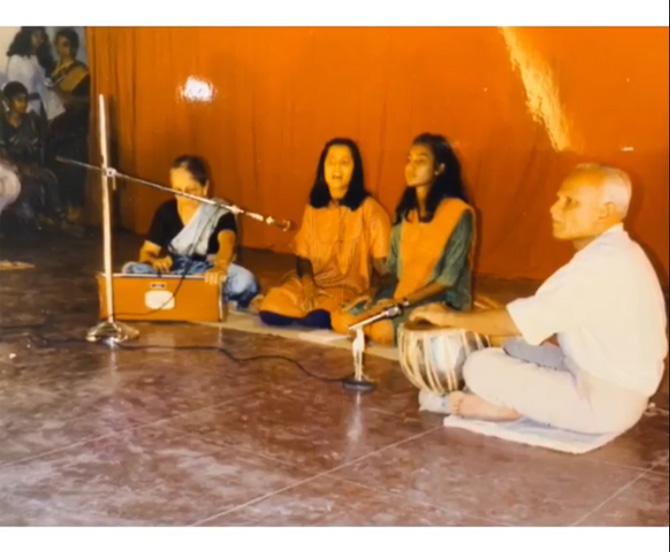Sona Mohapatra, since childhood, was fond of music and singing. As can be seen in the picture, Sona with her sister is performing live at a cultural event