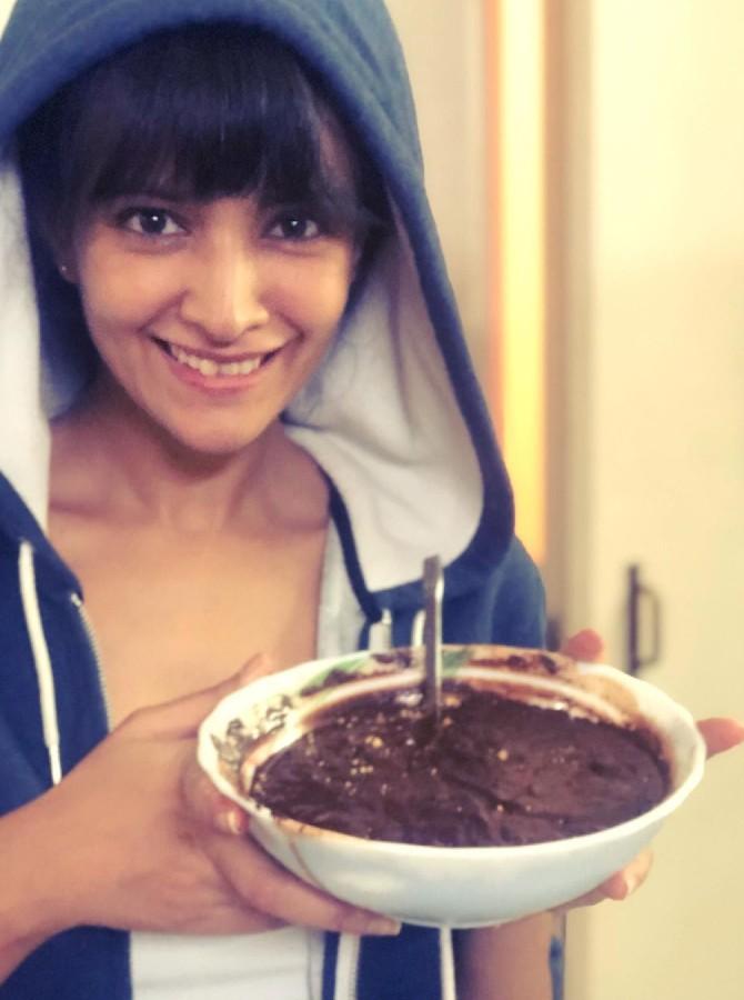 Just like other celebrities, Dipannita Sharma has also been sharpening her cooking skills. She regularly shares pictures of herself cooking. Sharing this picture, she wrote, 