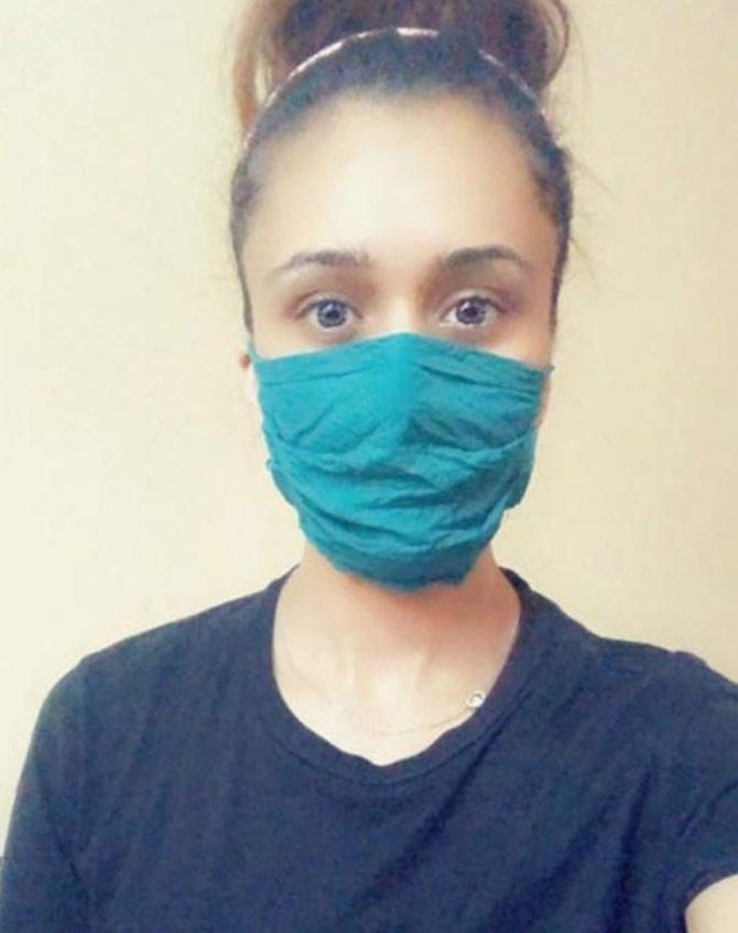 Amid the Coronavirus pandemic Manika Batra showed her support and wore a homemade mask and wrote, 