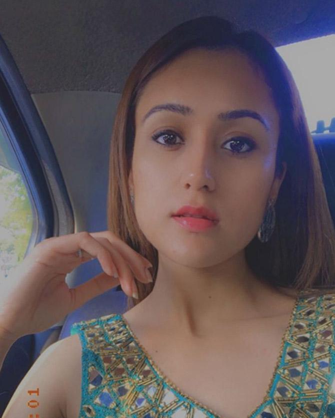 On the festival of Lohri, Manika Batra shared this glamourous selfie and wished her fans, 