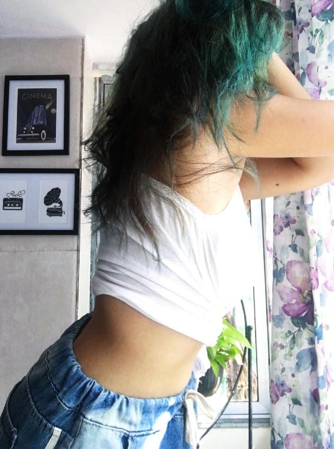 The Vaah! Life Ho Toh Aisi! actress has found a unique way to welcome summers in our own style. She shared this adorable picture of herself dressed in a white crop top and denim shorts. 