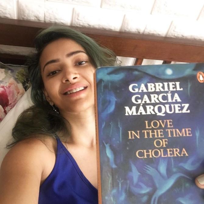 And what's better to enjoy your summer as well as lockdown by simply relaxing and reading a book. And Prasad knows how to do it in her style. Sharing this picture, she wrote, 