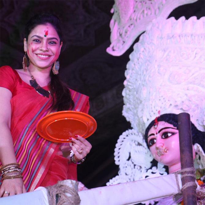 Sumona Chakravarti is a devotee of Maa Durga. In her Instagram post, she had mentioned, 
