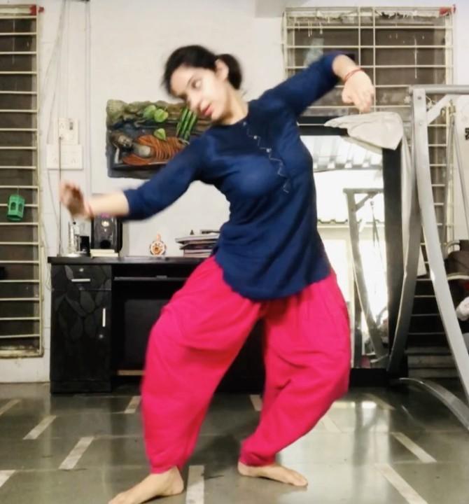 Deepika Singh, who is best known for her role in Diya Aur Baati Hum is making the most of her life during the coronavirus lockdown. She has been keeping her Instagram followers motivated with her dancing and spiritual posts. Sharing this stunning dance video of herself, she wrote, 