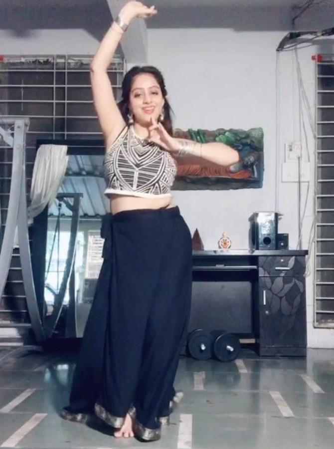 Singh has been painting her Instagram profile with some superb dance videos of her. In this video, she is seen performing on Neha Kakkar's song Ab Kya Najaro Mein Rakha Hain. She captioned it, 