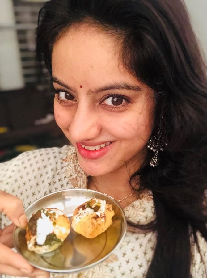 After all the dancing and romancing its time to satisfy your hunger pangs. And what's better than some delicious homemade pani-puri, prepared by her mother-in-law. She captioned the picture, 