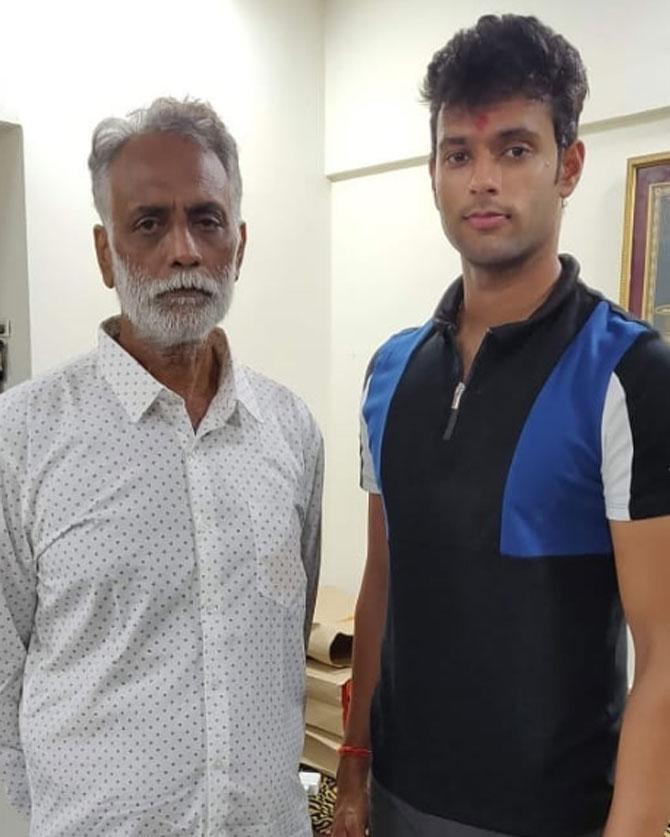 On Father's Day in June 2020, Shivam Dube posted a picture with his dad with a touching note, 