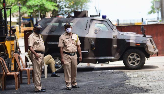 On Monday, the Brihanmumbai Municipal Corporation (BMC) issued an order that stated those found not wearing a face mask will be fined Rs 1,000 from now on. The civic body has directed the police and ward officials to impose fines on those caught without face masks.