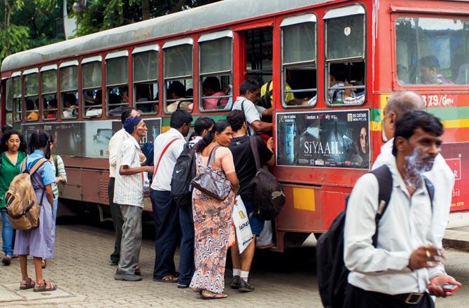 Experts are of the opinion that an effective plan for public transport needs to be worked out before people can return to their workplaces