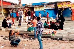 Regardless of COVID-19 scare, Mumbaikars flock beaches ignoring rules
