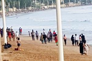 Mumbaikars crowd beaches flouting social distancing norms