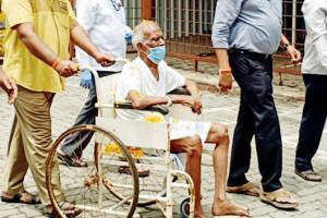 Mumbai: 100-year-old man beats COVID-19, leaves hospital amid cheers