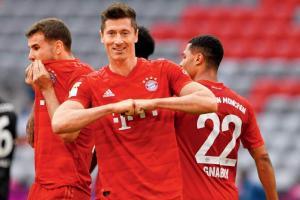 Roberto Lewandowski scores brace as Bayern Munich go 10 points clear