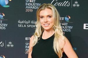 Katie Boulter lends a helping hand