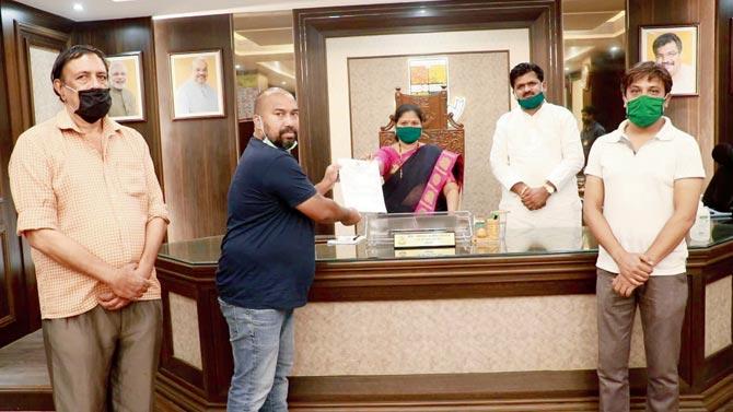 From left Divakar Shetty, Mauris Noronha, Mira-Bhayandar mayor Jyotsna Hasnale, ex-corporator Anil Bhonsle and Mehul Parekh at the felicitation