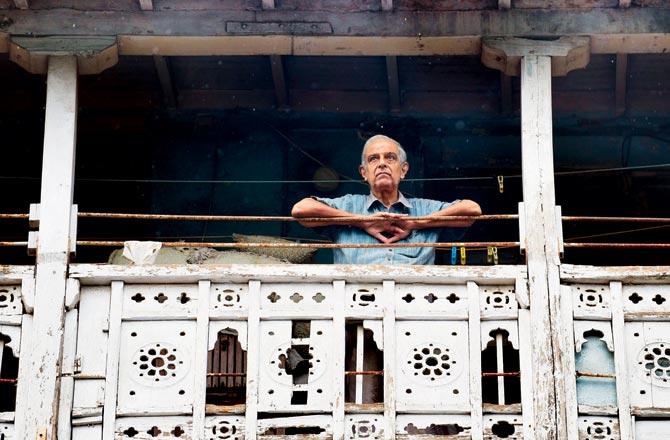 Irani at the balcony of his Marine Lines home during the lockdown. Pic/Bipin Kokate