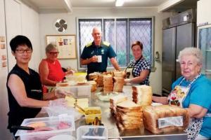 Ex-cricketer Greg Chappell's breakfast charity feeds 44,000