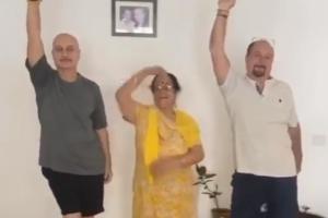 Anupam Kher's dance with mother and Raju Kher cannot be missed