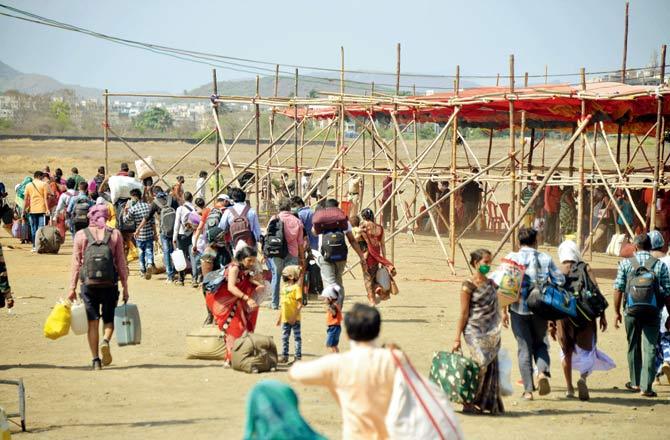 Migrants walk towards the tent at Suncity ground