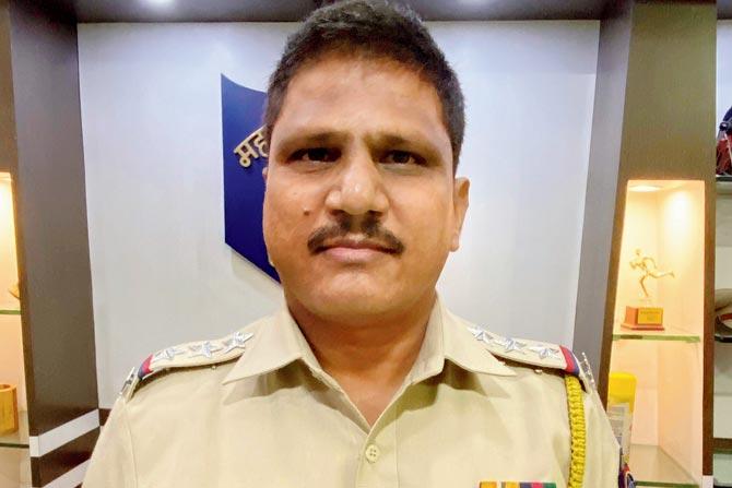 Inspector Rajendra Kamble of Manikpur police station