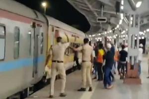 Mumbai cops run after train to help migrant workers board, win hearts