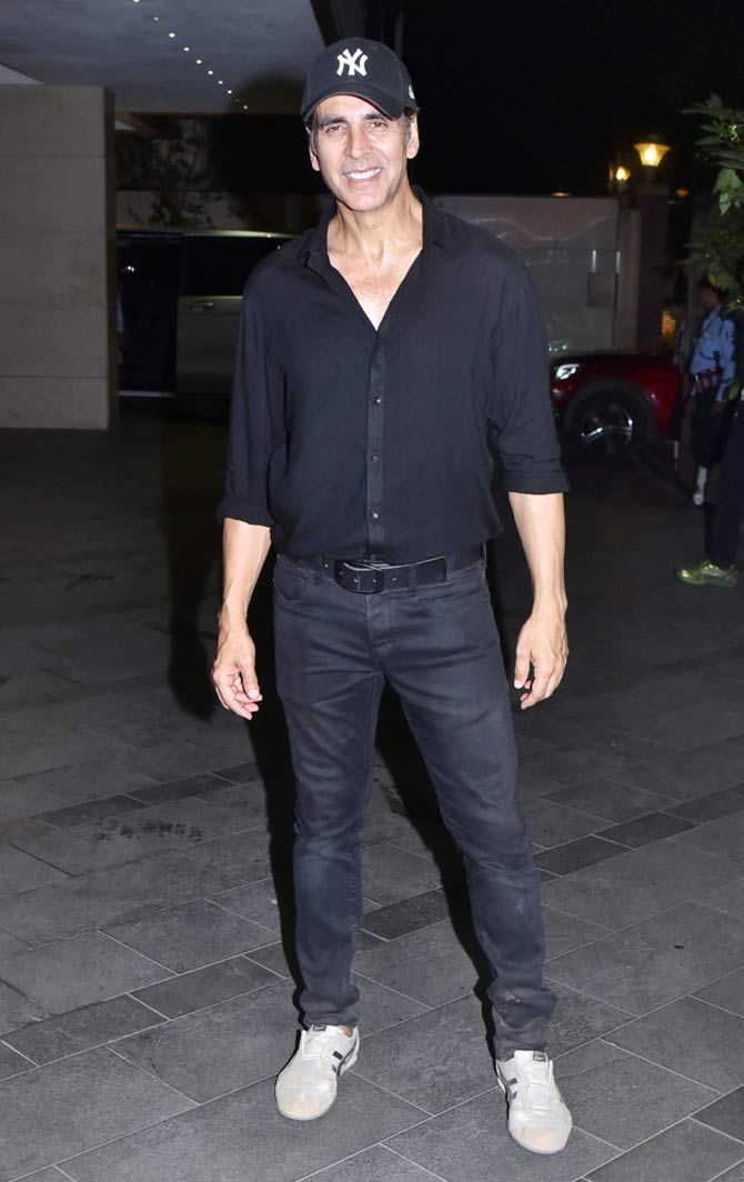 Another man known for his comic timing that graced the wrap-up party of Coolie No. 1 was Akshay Kumar, who has done two films with David Dhawan. Wearing a black cap, black shirt, and dark-blue jeans, the Khiladi Kumar looked truly dapper.