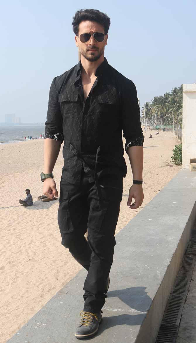 Tiger shroff black t shirt top