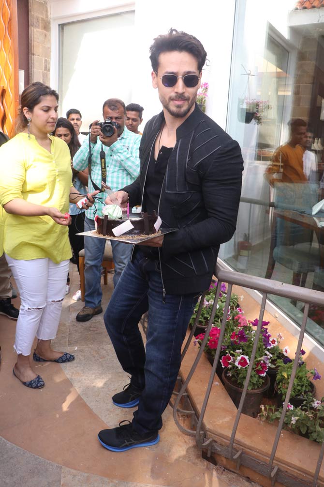 On Monday, Tiger Shroff's fans were called for the launch of the theme song of Baaghi 3, Fit To Fight, at PVR, Juhu in Mumbai. The lead actress, Shraddha Kapoor and Riteish Deshmukh (who plays Tiger's elder brother in the movie) were also present.