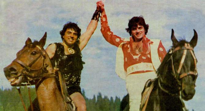 Dharam Veer (1977): One of the classic films of the 70s, Dharam Veer featured Dharmendra and Jeetendra in the titular roles of Dharam and Veer. Separated at birth, the brothers are reunited after some years and soon become best friends without knowing their true lineage. If you think you find the storyline similar to Parvarish, Chacha Bhatija, and Amar Akbar Anthony, then don't be surprised. These three including Dharam Veer were part of Manmohan Desai's 