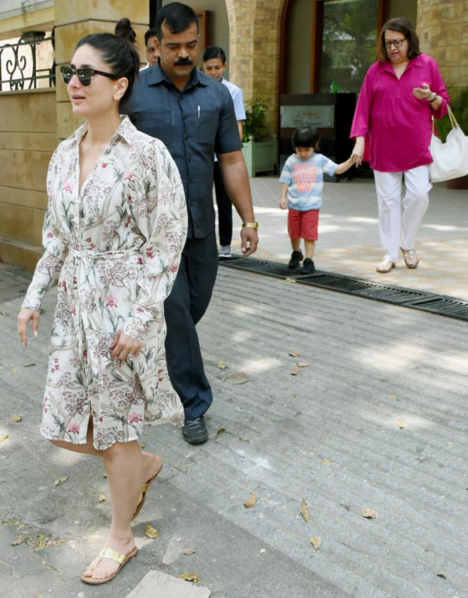 In the viral videos, the actress was seen having a sweet conversation with mum Babita heading towards their destination. 
