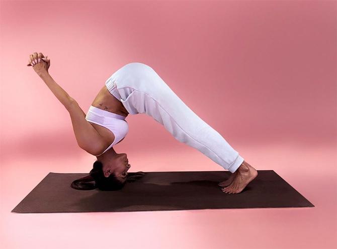It's not just her different yoga poses that will leave you inspired, but her fit body, and flexibility too will make you just try those yoga asanas right away! Malaika Arora not only shares the poses on social media and also guides the users on how to do them, but also asks the yoga posers to share their experiences. Isn't that simply amazing? Well, this headstand version does look convincing