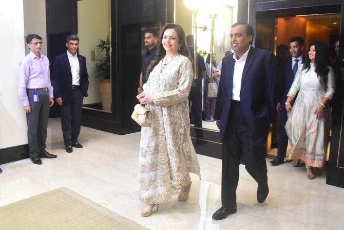 Finally, Nita Ambani met Dhirubhai Ambani at his office where he asked her if she would like to meet his elder son, Mukesh Ambani. A month later Nita met Mukesh and his entire family and  there was no turning back for the Gujarati girl from the suburbs.






