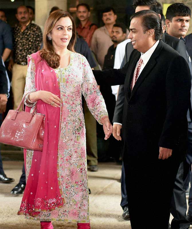 Did you know? Mukesh Ambani and Nita Dalal were in a courtship for about three weeks before they finally tied the knot on March 7, 1985. During one of the drives on Mumbai Peddar road, a young Mukesh Ambani stopped his car and popped the big question to Nita Dalal. 





