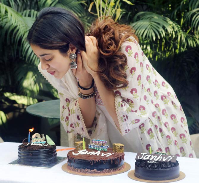 Looks like Janhvi's birthday was filled with deliciousness! The actress cut four birthday cakes at Anshula's home, while she cut three at her meet-up with the media.
