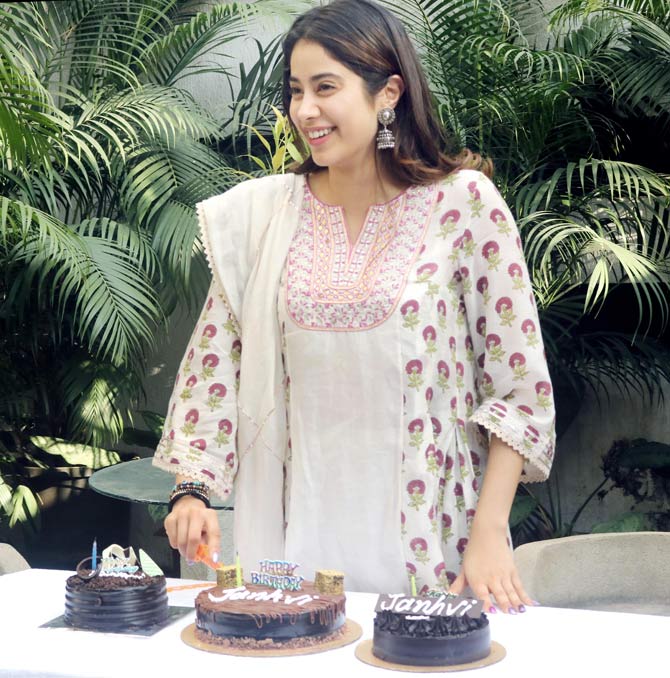 Janhvi Kapoor, ever the fashionista, opted for a simple, yet graceful, white salwar kameez for her birthday celebration. She paired her outfit with pretty jhumkis.