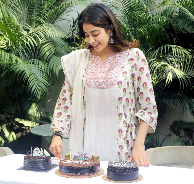 Janhvi Kapoor was recently seen in Ghost Stories, a Netflix anthology film. The actress truly shone in her no-glam avatar in the short film.
