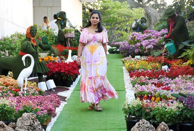 The hostess, Isha Ambani Piramal, looked lovely in her tie-dye dress that she opted for her Holi party.