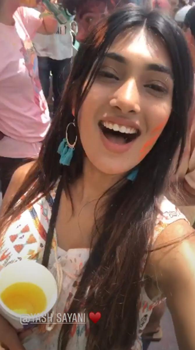 While sharing a video of the Holi bash as her Instagram story, Vaishnavi Andhale looked beautiful in a sleeveless kurti with subtle makeup and minimal accessories. 












