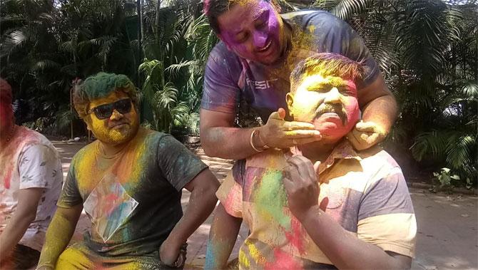 Even amid Coronavirus, Mumbaikars left no stone unturned in this year's Holi celebrations. Here's a glimpse of the festivities at Shivaji Park